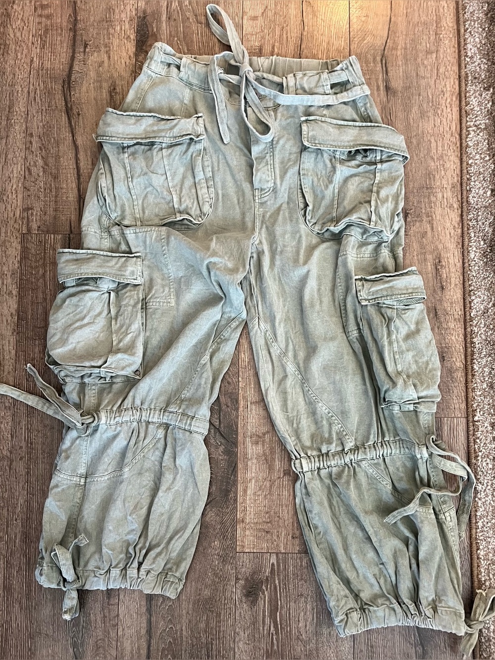 FREE PEOPLE “Big Sky” parachute cargo pants; sz LARGE;SLOUCHY, army GREEN, read! - Picture 4 of 8